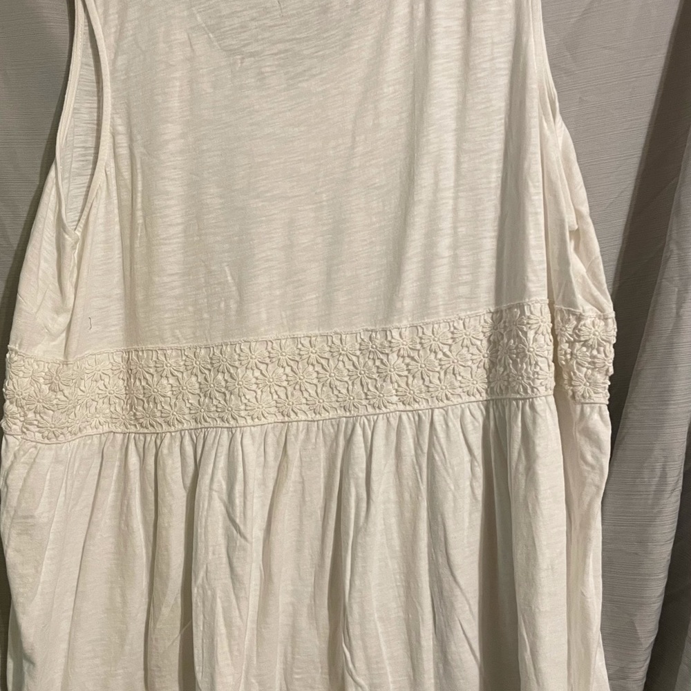 White cotton sleeveless top with crotchet. 3X